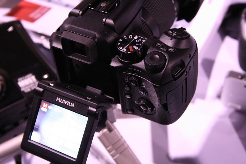 Illustration for article titled Hands On Fujifilm S100FS Faux DSLR: Why?